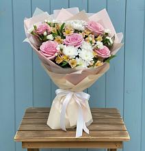 Букет цветов из:  Гвоздики, Орхидеи и Розы в Умбе