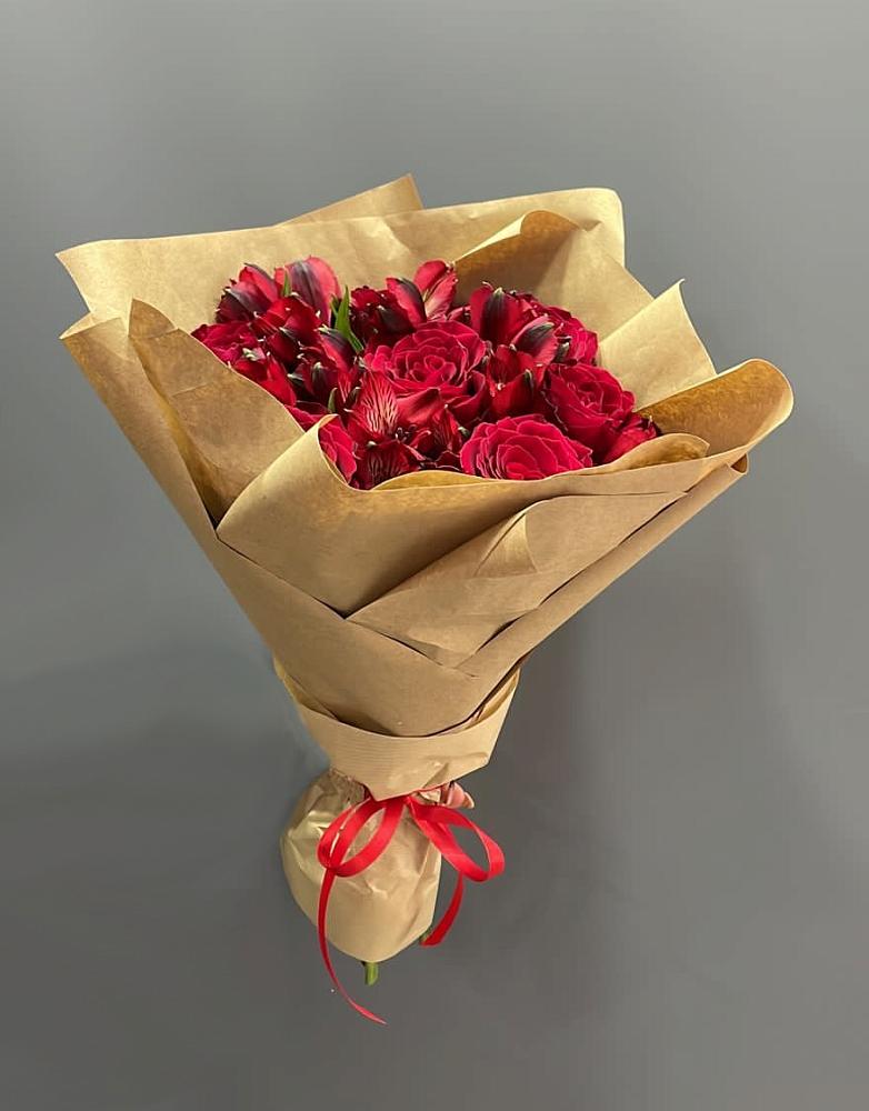 Букет цветов из: Альстромерии и Розы в Умбе