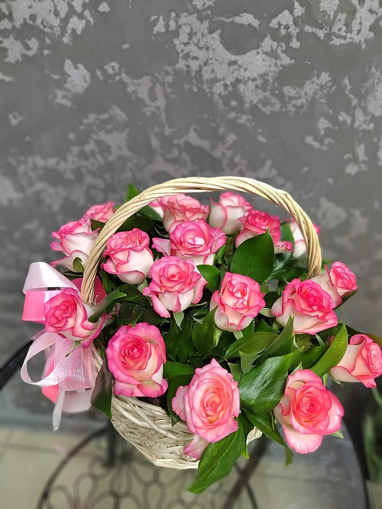 Цветочная композиция из Розы в корзине в Умбе