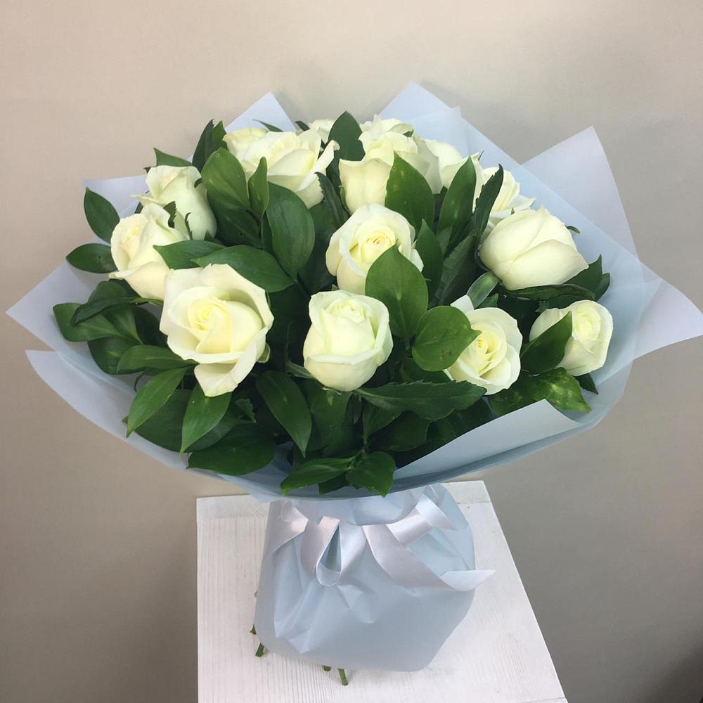 Букет 15 Белых роз Проуд в Умбе