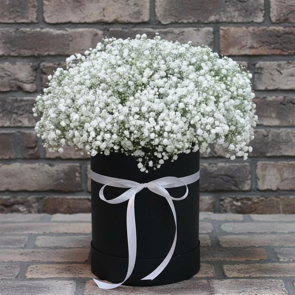 Цветочная композиция из Гипсофила в шляпной коробке в Умбе