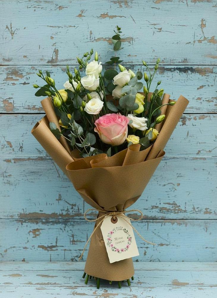 Букет цветов из: Розы и Лизиантусы в Умбе