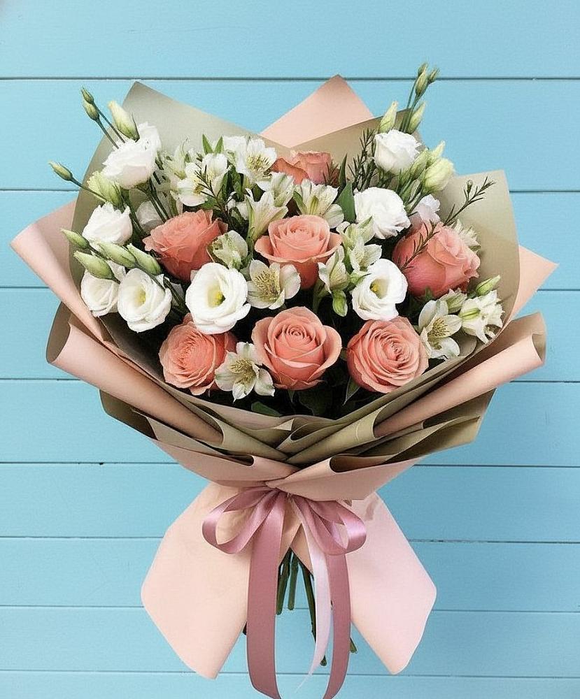 Букет цветов из: Розы, Альстромерии и Лизиантусы в Умбе