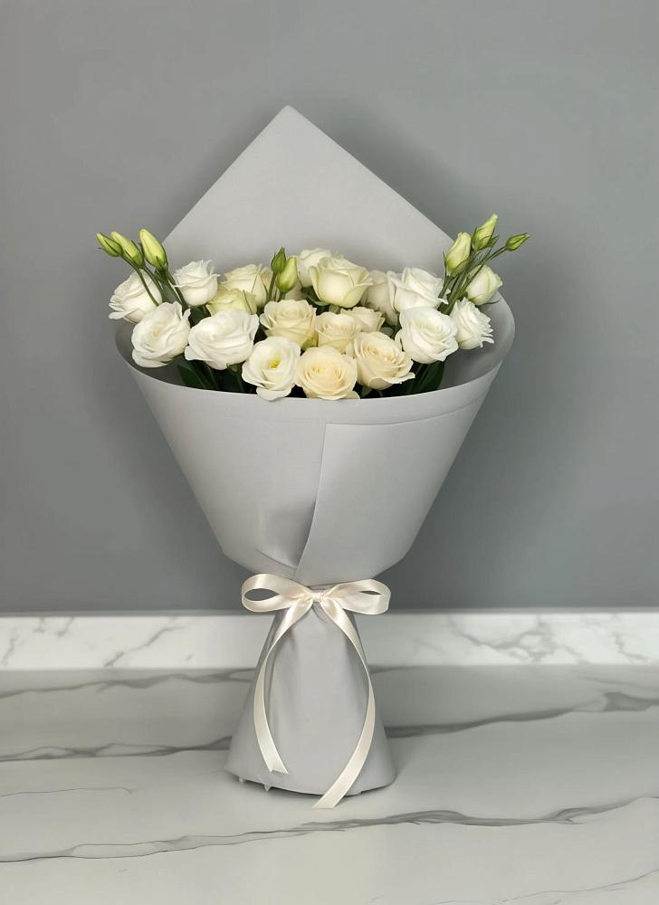 Букет цветов из: Розы и Лизиантусы в Умбе