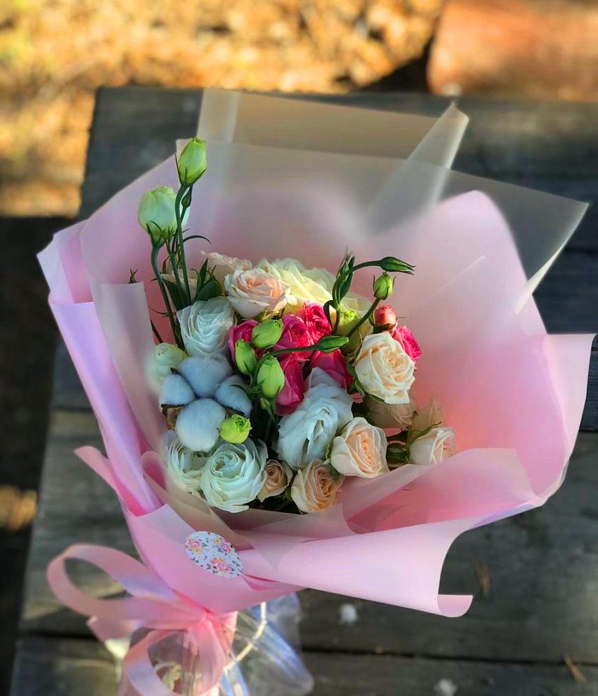 Букет цветов из: Розы и Лизиантусы в Умбе