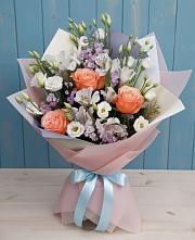 Букет цветов из:  Лизиантусы, Розы, Альстромерии и Гипсофила в Умбе
