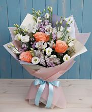 Букет цветов из:  Лизиантусы, Розы, Альстромерии и Гипсофила в Умбе