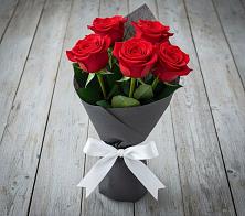 Букет 5 Красных роз Эдлесс Лав в Умбе