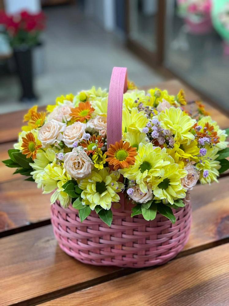 Цветочная композиция из Хризантемы и Розы в корзине в Умбе