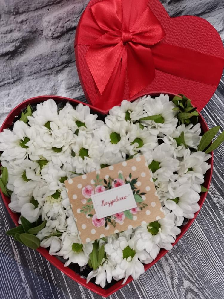 Цветочная композиция из Хризантемы в виде сердца в Умбе