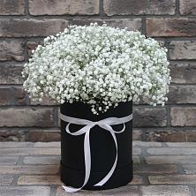 Цветочная композиция из Гипсофила в шляпной коробке в Умбе