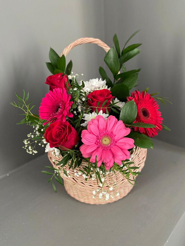 Цветочная композиция из Розы, Хризантемы и Герберы в корзине в Умбе