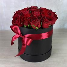 Цветочная композиция из Розы в шляпной коробке в Умбе