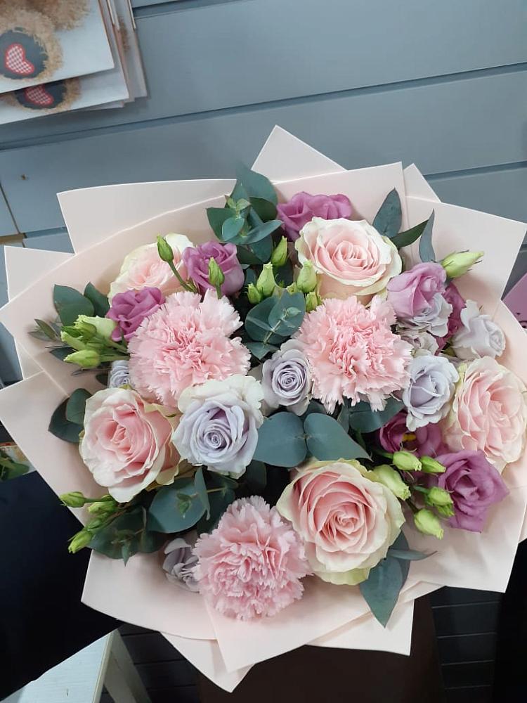 Букет цветов из: Розы, Гвоздики и Лизиантусы в Умбе