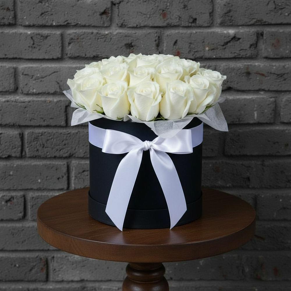 Цветочная композиция из Розы в шляпной коробке в Умбе